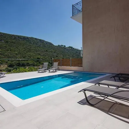 Villa Elpida At Minies *