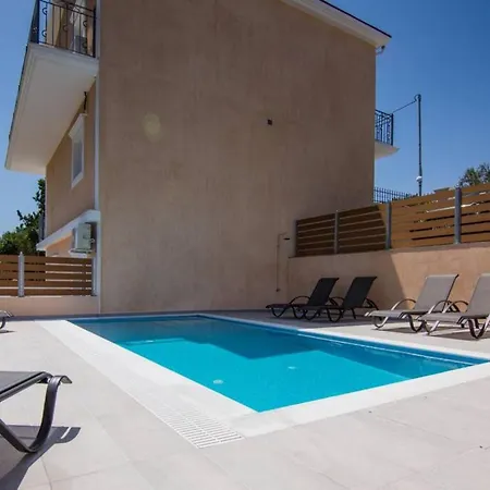 Villa Elpida At Minies *