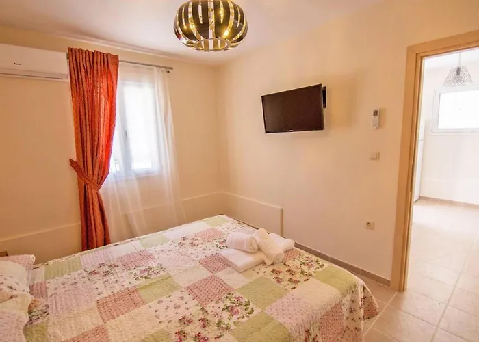 Elpida At Minies Willa *